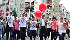 Balçova'da halaylı, marşlı 1 Mayıs
