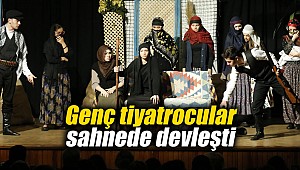 Genç tiyatrocular sahnede devleşti