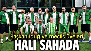 Başkan İduğ ve meclis üyeleri halı sahada