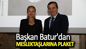 Başkan Batur'dan meslektaşlarına plaket