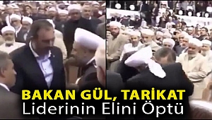 Bakan Gül, tarikat liderinin elini öptü