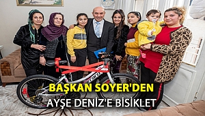 Başkan Soyer'den Ayşe Deniz’e bisiklet
