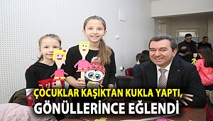 Çocuklar kaşıktan kukla yaptı, gönüllerince eğlendi