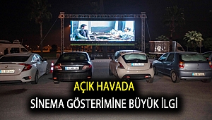Açık havada sinema gösterimine büyük ilgi