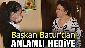 Başkan Batur'dan anlamlı hediye