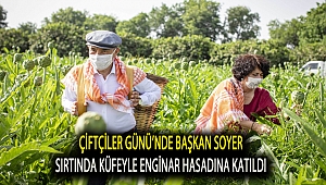 Çiftçiler Günü’nde Başkan Soyer sırtında küfeyle enginar hasadına katıldı