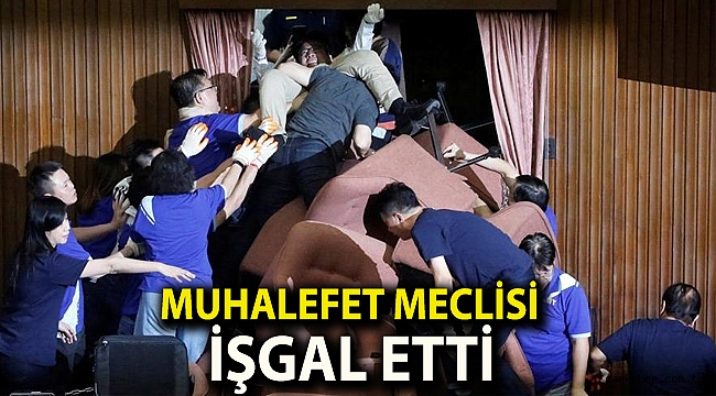 Muhalefet meclisi işgal etti