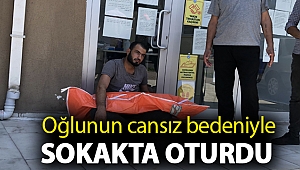Organlarının çalındığını düşündüğü oğlunun cansız bedeniyle sokakta oturdu