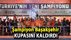 Şampiyon Başakşehir kupasını kaldırdı