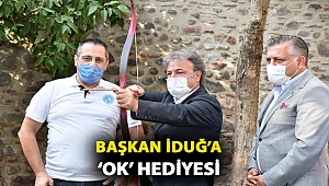 Başkan İduğ’a ‘ok’ hediyesi