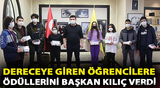Dereceye giren öğrencilere ödüllerini Başkan Kılıç verdi