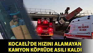 Kocaeli'de hızını alamayan kamyon köprüde asılı kaldı