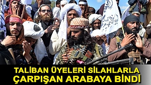 Taliban üyeleri silahlarla çarpışan arabaya bindi