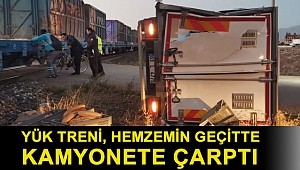 Afyonkarahisar'da yük treni, kamyonete çarptı