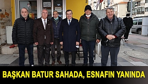 Başkan Batur sahada, esnafın yanında