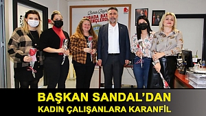 Başkan Sandal’dan kadın çalışanlara karanfil