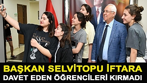 Başkan Selvitopu iftara davet eden öğrencileri kırmadı