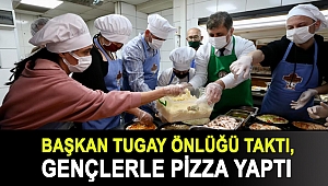 Başkan Tugay önlüğü taktı, gençlerle pizza yaptı