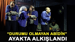 “Durumu olmayan Abidin” ayakta alkışlandı