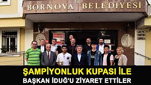 Şampiyonluk Kupası ile Bornova Belediye Başkanı İduğ'u Ziyaret Ettiler