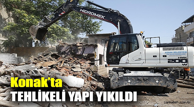 Konak’ta tehlikeli yapı yıkıldı