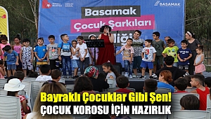 Bayraklı çocuklar gibi şen!