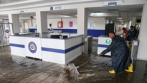 İzmir'de sağanak yağış: Ege Üniversitesi Hastanesi'ni su bastı