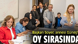 Başkan Soyer, annesi Güneş'le oy sırasında