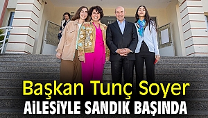 Başkan Tunç Soyer, ailesiyle sandık başında