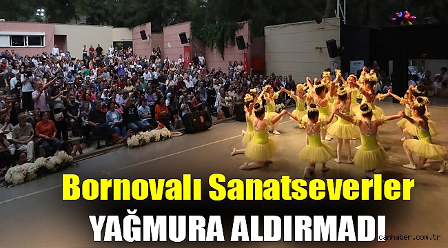 Bornovalı sanatseverler yağmura aldırmadı