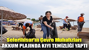 Seferihisar'ın çevre muhafızları Akkum Plajında kıyı temizliği yaptı