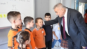 Başkan Tekin, okulun ilk günü öğrencileri yalnız bırakmadı