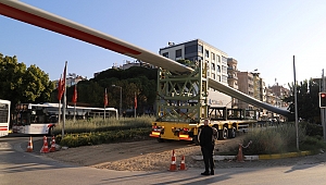 Ödemiş'te dev rüzgâr kanatları şehir merkezinden geçti; Başkan Eriş 